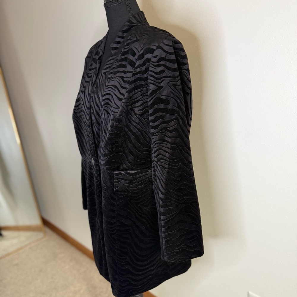 Chico’s Black Zebra Jacquard Blazer Animal Print Jacket Size 2 Large - Picture 3 of 8